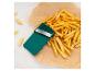 Frites avec un coupe-julienne vert sur du papier cuisson.
