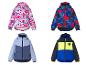 Quatre vestes pour enfants : une rose avec des renards, une bleue avec des montagnes, une bleu clair et une jaune/bleue.