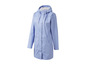 Un imperméable bleu clair avec une capuche.