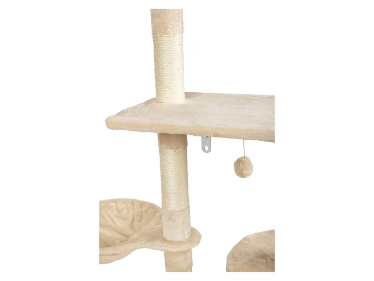 Un griffoir pour chat beige avec une plateforme, un hamac et un jouet en peluche.