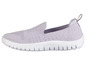 Une paire de baskets roses claires en maille