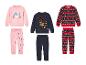 Trois ensembles de pyjamas de Noël avec des motifs de rennes et de sapins de Noël.