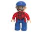 Une figurine en plastique d'un homme avec une chemise rouge à carreaux et un chapeau bleu.