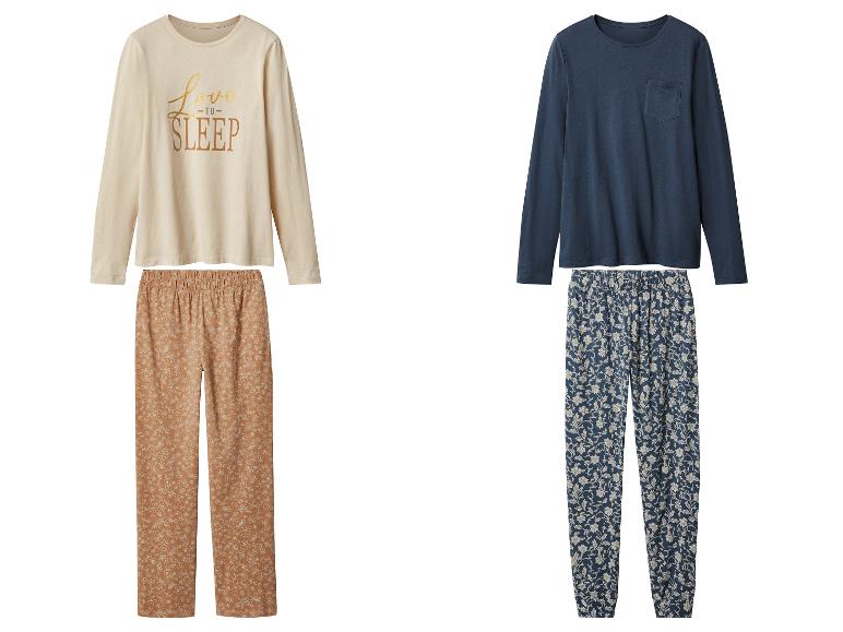 Deux pyjamas: un ensemble beige avec texte et un ensemble bleu fleuri.