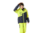 Garçon en veste de ski jaune et bleu foncé et pantalon de ski jaune avec des lunettes de ski.