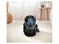 Nettoyeur de tapis dans un salon avec vase tressé et table en bois