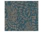 Papier peint bleu foncé avec un motif de feuilles et de fougères marron.