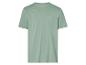 T-shirt vert clair à poche poitrine.
