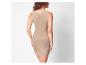 Une robe slip beige sans couture pour femmes.