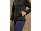 Une veste softshell noire avec un pantalon bleu, de la marque Explore.