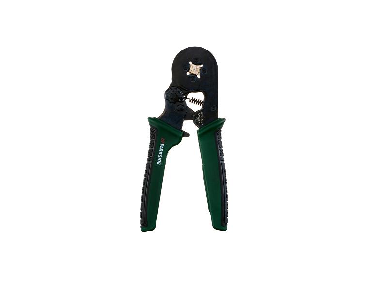 Une pince Parkside verte pour sertir des câbles.
