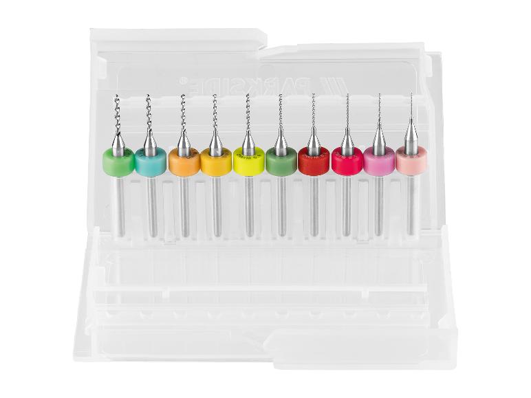 Ensemble de forets pour circuits imprimés dans une boîte en plastique.