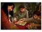 Une famille joue à un jeu de société pendant Noël.