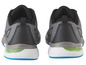 Une paire de chaussures de course grises et noires avec des détails bleus.
