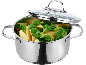 Casserole en acier contenant des pommes de terre et du brocoli sous un couvercle en verre entrouvert.