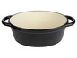 Une casserole en fonte noire avec un intérieur émaillé blanc.