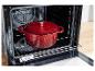 Une cocotte en fonte rouge Silvercrest dans un four.