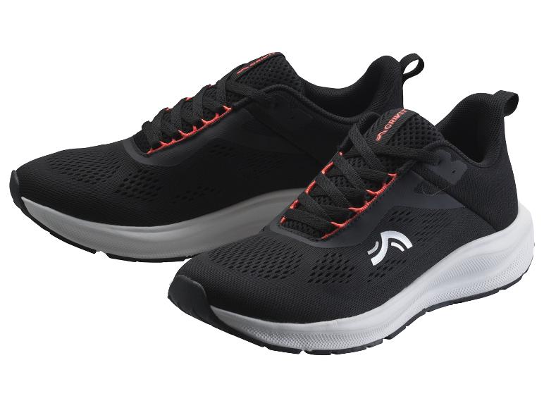 Une paire de chaussures de sport noires avec des détails orange et des semelles blanches.