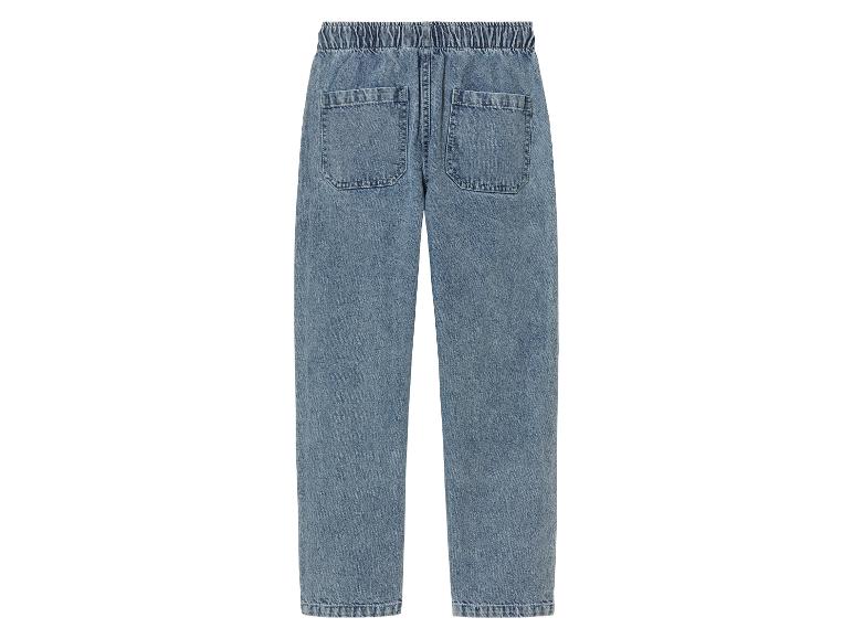 Un jean bleu avec une taille élastique.