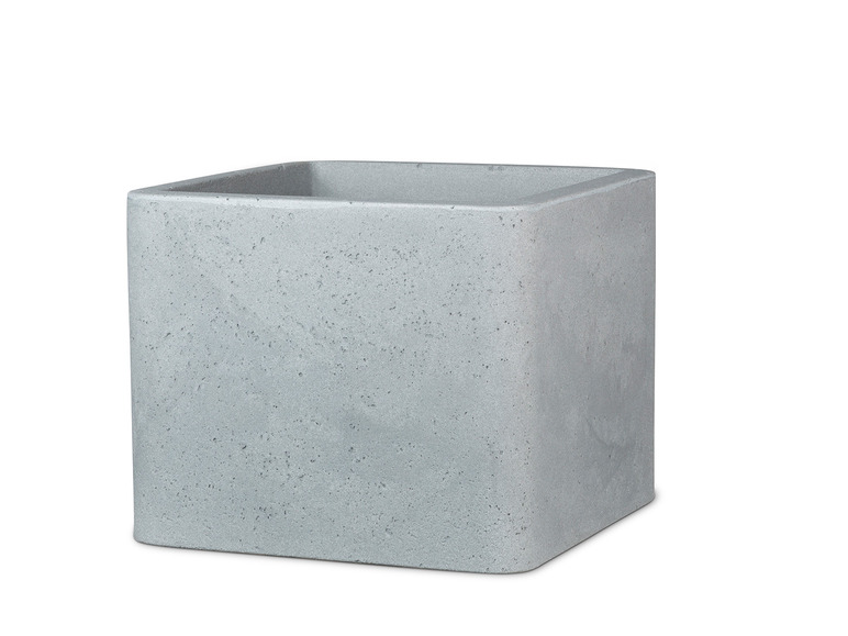 Un pot de fleurs carré en béton.