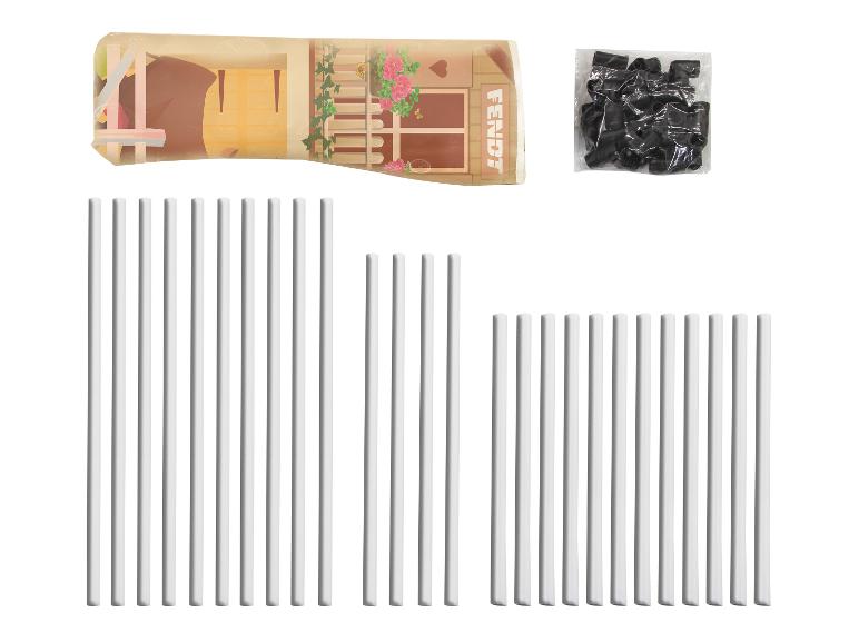 Kit de clôture Fendt avec des piquets blancs et des accessoires noirs.