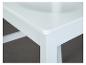 Table et chaises blanches, style minimaliste.