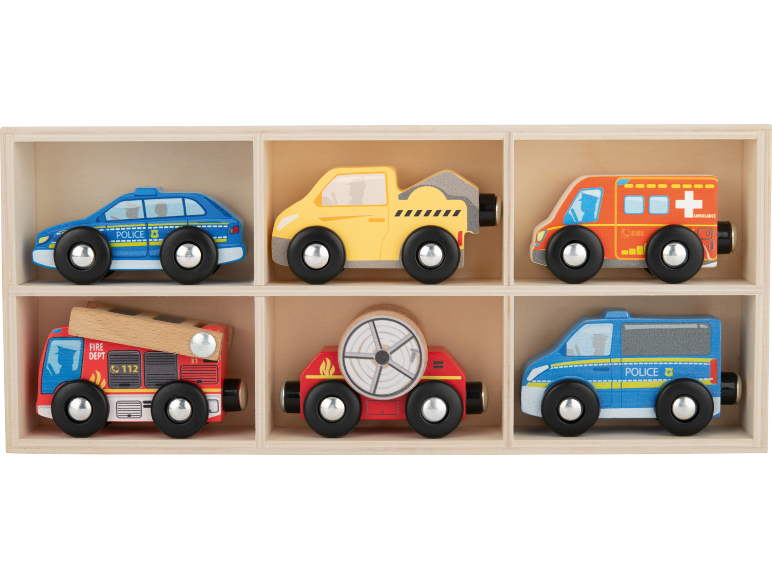 Véhicules jouets en bois dans une boîte en bois : voitures de police, dépanneuse, ambulance et camions de pompiers.