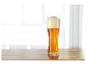 Un verre de bière blonde sur une table en bois.