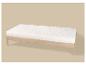 Lit simple en bois clair avec matelas blanc et motif floral rose