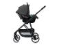 Poussette bébé avec siège auto gris et vert, avec panier en maille.