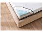 Matelas en mousse à mémoire de forme et en latex sur un cadre en bois.