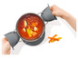Une casserole de soupe avec des maniques en silicone grises et un dessous de plat résistant à la chaleur.
