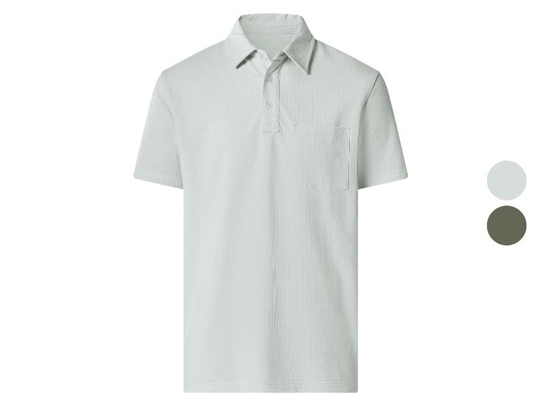 Polo à manches courtes vert clair avec poche poitrine et boutons.