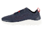 Chaussures de sport VOLAA en maille bleu marine avec des détails rouges.