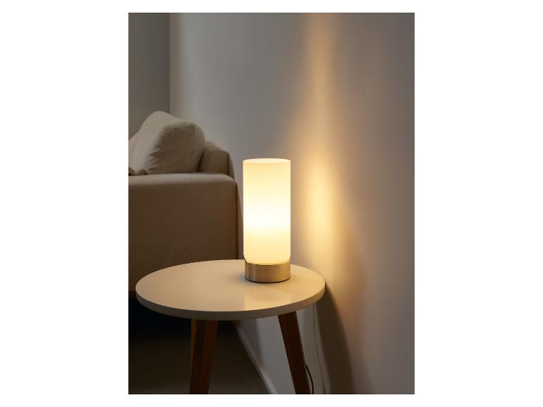 Une table avec une lampe de table.