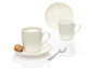 Une tasse de café au lait, un biscuit et une cuillère sur une assiette blanche.