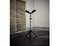Éclairage de travail avec deux projecteurs sur trépied devant une porte de garage.