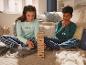 Deux enfants en pyjama jouent à Jenga.