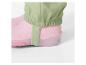 Pantalon de pluie vert avec des bottes roses.