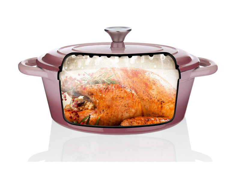 Une cocotte en fonte rose avec un poulet rôti à l'intérieur.
