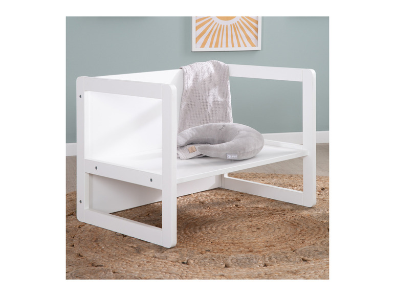 Chaise blanche avec un coussin gris de la marque roba
