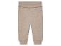 Pantalons bébé beige en tissu doux.