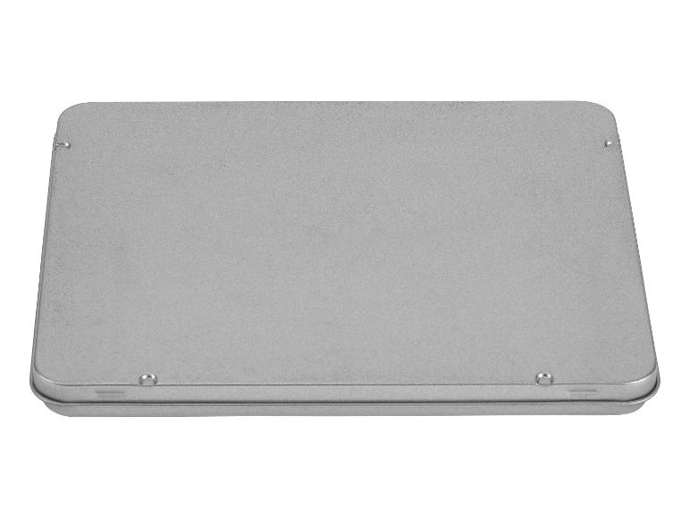 Boîte métallique rectangulaire grise avec coins arrondis et charnières visibles