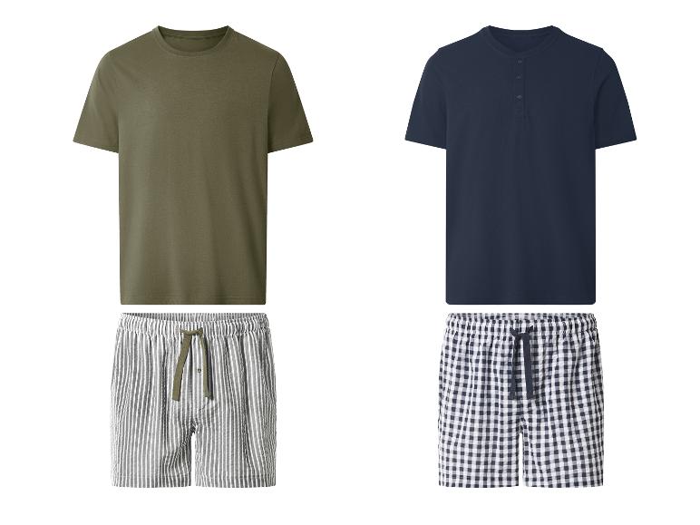 Deux ensembles de pyjamas pour hommes : un t-shirt vert avec un short rayé et un Henley bleu marine avec un short à carreaux.