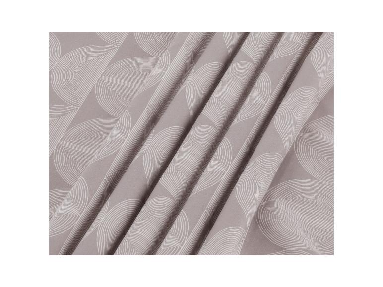 Tissu gris avec motif géométrique abstrait de lignes blanches et plis.
