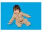 Bébé heureux en combinaison à capuche beige sur fond bleu.