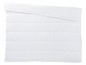 Couette blanche avec un motif matelassé rayé.