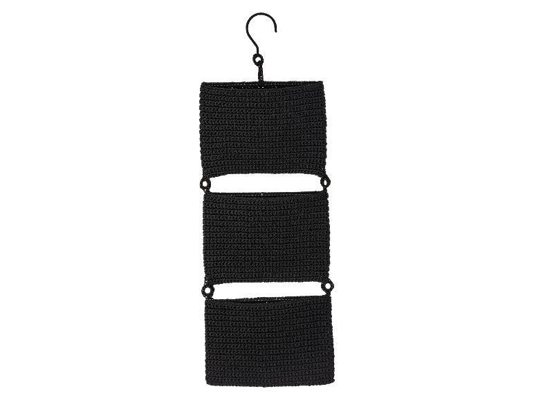 Un organisateur suspendu noir crocheté à trois poches et un crochet en métal.