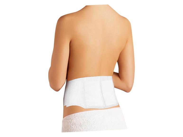 Femme portant une ceinture lombaire blanche, vue de dos.