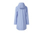 Un imperméable bleu clair à capuche.